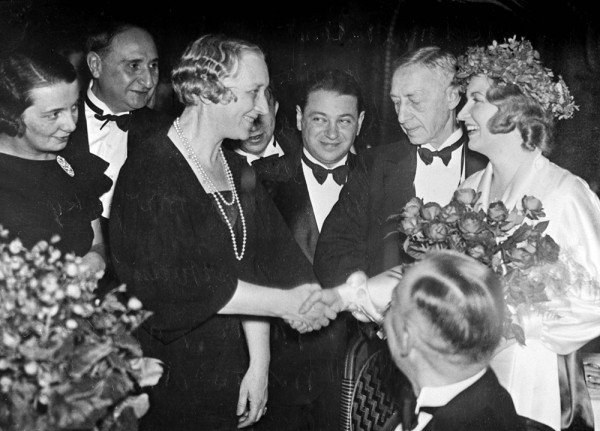 Ivan Bunin com Galina Kuznetsova, I. Trótski, Vera Búnina e Andrei Sédykh na cerimônia do Nobel em Estocolmo, 1933